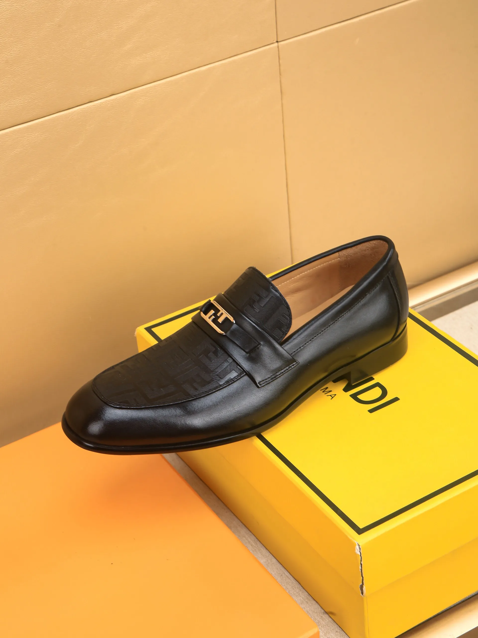 Men's shoes💰460 🕷🕷【FENDI】The latest men's formal leather shoes🇨🇳Classic series not to be missed💯The first layer is made of imported first-layer cowhide☘Original quality, the leather is smooth and delicate🎋Awesome version, perfect streamlined outline🍇🐮Leather lining, code number 39-44...(customized at 38.45.46.47)